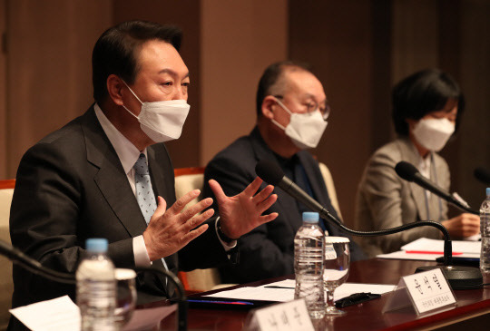 윤석열(왼쪽) 국민의힘 대선후보가 13일 오전 서울 중구 한국프레스센터에서 열린 한국행정학회·한국정책학회 주최 대통령선거 후보자초청 대토론회에서 패널들의 질문에 답하고 있다.[국회사진기자단·연합뉴스]