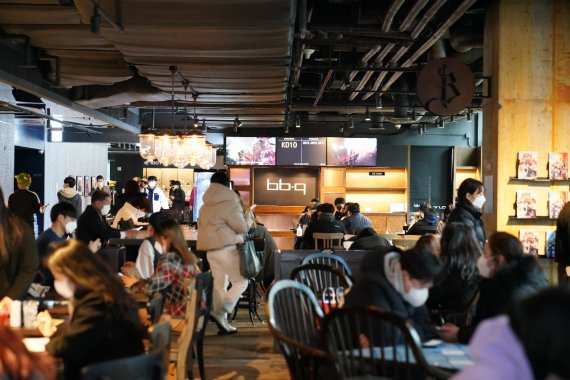 지난 12일 서울 종로구 그랑서울에 위치한 LCK아레나 경기장 옆 매장에서 고객들이 주문한 BBQ치킨을 기다리고 있다. / 사진=제너시스BBQ 제공