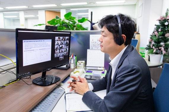 지난 12일 IBK투자증권 직원이 화상회의 시스템을 통해‘2022년 테마토론회’에 참석하고 있다. / 사진=IBK투자증권 제공