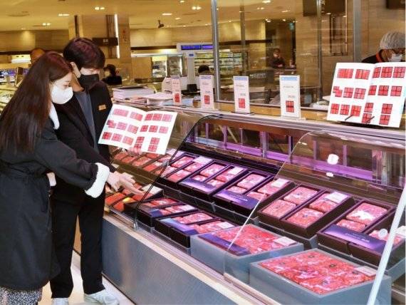 ▲부산지역 롯데백화점이 14일부터 본격적으로 설 선물세트 행사를 진행하는 가운데 한 고객이 식품관에서 정육 선물세트를 둘러보고 있다. /사진=롯데쇼핑