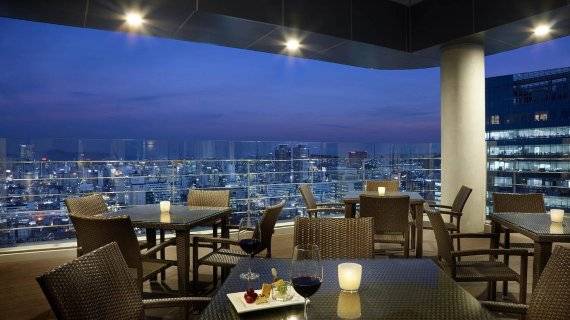 롯데시티호텔 명동 씨카페 내부 전경.