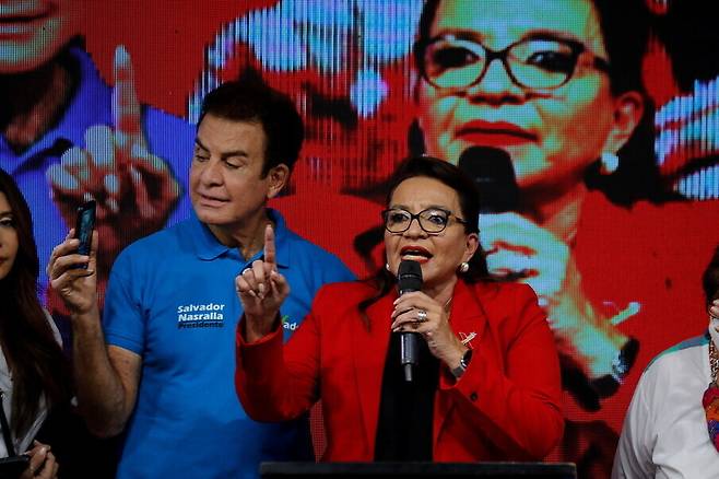 온두라스 대통령 당선자인 시오마라 카스트로(오른쪽)가 지난달 28일 테구시갈파에서 대선 이후 연설을 하고 있다. 테구시갈파/로이터