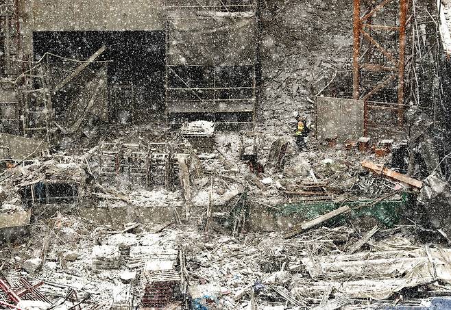 노동자 6명이 실종된 광주 서구 화정아이파크 붕괴 현장에서 사고 발생 사흘 만에 매몰자 1명이 발견된 13일 오후 추운 날씨에 눈까지 오는 악조건 속에서 수색대원과 구조견이 사고 현장에서 실종자 구조작업을 하고 있다. 광주/신소영 기자 viator@hani.co.kr