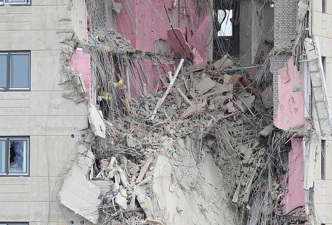 13일 오전 구조견과 수색대원이 광주 서구 화정아이파크 주상복합아파트 붕괴 사고현장에서 실종자들을 찾고 있다. 광주/신소영 기자