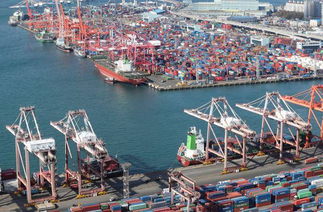 지난해 12월 부산항 신선대·감만부두에 하역작업이 진행되고 있다. 통상교섭본부에 따르면 지난해 우리나라 수출액은 6,445억 달러로, 역대 최대치를 기록했다. 연합뉴스