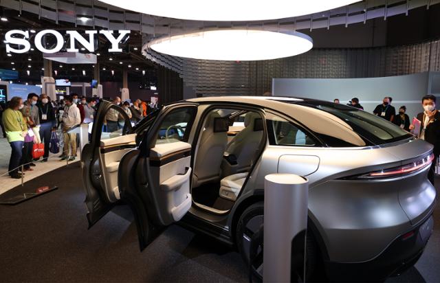 세계 최대 전자·IT 전시회인 'CES 2022'가 개막한 5일(현지시간) 미국 네바다주 라스베이거스 컨벤션센터 내 마련된 소니 부스에 전기 SUV 콘셉트카 '비전-S 02'가 전시돼 있다. 연합뉴스