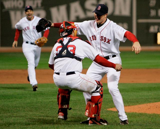보스턴의 존 레스터(오른쪽)가 2008년 5월 19일 캔자스시티전에서 9회 마지막 아웃카운트를 잡아내며 생애 첫 노히트 노런을 달성한 뒤 포수 제이슨 배리텍과 포옹을 하고 있다. AP 연합뉴스
