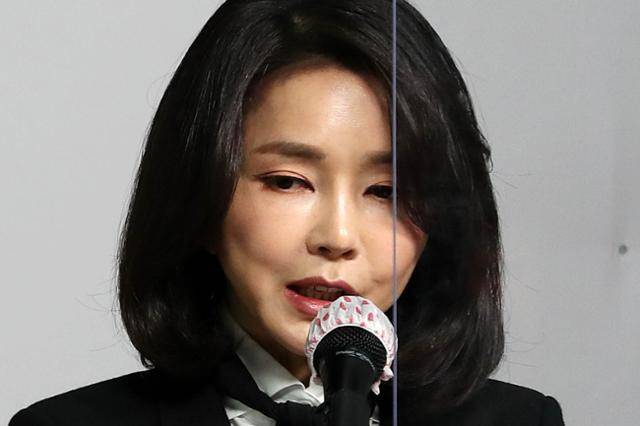 윤석열 국민의힘 대선 후보의 배우자 김건희씨. 유튜브 채널 기자가 그와 20여 차례에 걸쳐 7시간 통화한 내용이 보도를 앞두고 논란이 일고 있다. 이한호 기자