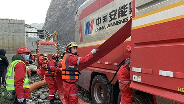 중국 쓰촨성 발전소 침수사고 현장서 배수작업 [중국중앙TV 온라인판 캡처]