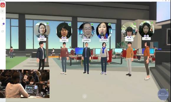 이재명 대선 후보가 컴투스의 메타버스 플랫폼 '컴투버스'에서 컴투스 송재준 대표(왼쪽 첫번째)의 P2E 규제 관련 토로에 답하고 있다. [사진=컴투스]