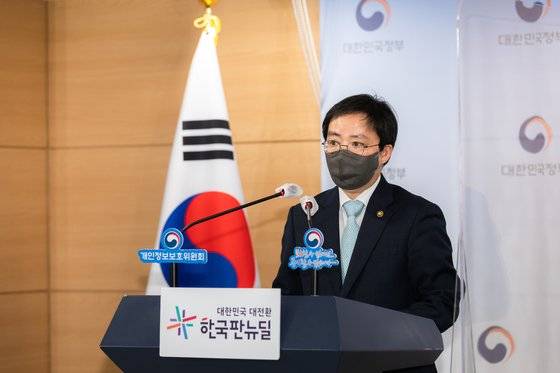 최영진 개인정보보호위원회 부위원장이 1월 12일 오후 서울 종로구 정부청사 합동브리핑룸에서 공공기관 개인정보 유출 관련 대책방향 브리핑을 하고 있다. [사진 개인정보보호위원회]