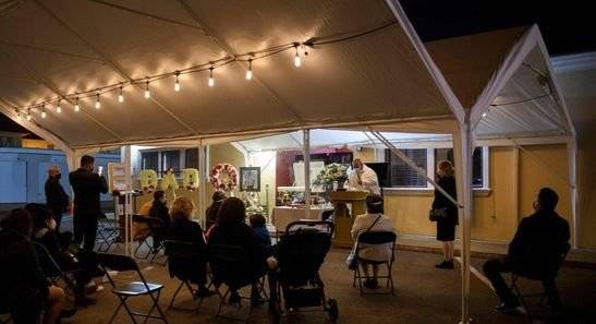 지난해 12월 30일 미국 캘리포니아주 로스앤젤레스에 있는 콘티넨털 장례식장에서 코로나19로 사망한 한 남성의 장례식이 진행되고 있다. 연합뉴스.