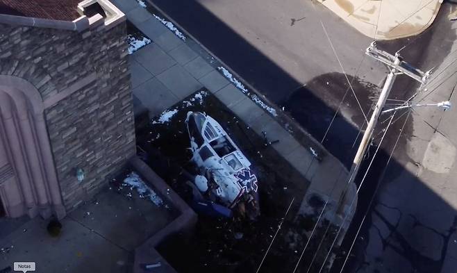 헬기는 추락하면서 복잡하게 걸린 전선을 하나도 건드리지 않았다. 로이터=연합뉴스