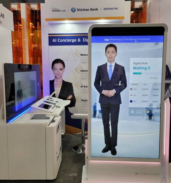 마인즈랩이 지난 5~7일 미국 라스베이거스에서 열린 소비자가전쇼(CES)에 참가했다. 신한은행과 공동으로 부스를 차리고 한국어와 영어를 자유롭게 구사하는 인공지능 여행원 ‘신하니’와 남행원 ‘신하늘’을 관람객들에게 보여줬다. [사진 마인즈랩]