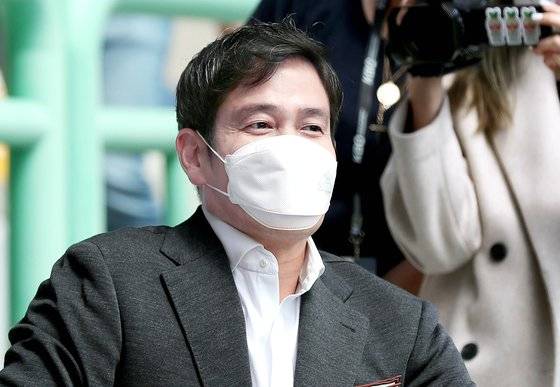 정용진 신세계그룹 부회장이 지난해 4월 인천 SSG랜더스필드에서 열린 프로야구 인천 SSG 랜더스와 부산 롯데 자이언츠의 경기를 관람하기 위해 관중석에 앉아 있다. 연합뉴스