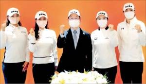 왼쪽부터 김지영, 허다빈, 이구영 한화큐셀 대표, 지은희, 이정민. /한화큐셀골프단 제공