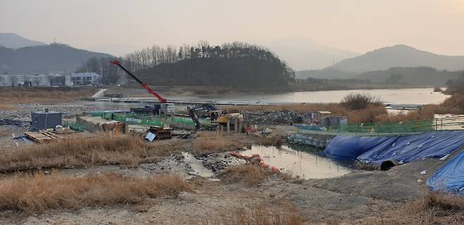 지난 10일 경남 함양 유림면과 산청 금서면의 경계에 있는 ‘임천’ 서주보 아래에서 가스관 매설공사가 진행 중이다.  김정훈 기자