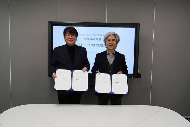 Daewoo E&C Senior Vice President Han Seung (left) and YSL Group Chairman Lee Gong-myung pose after signing a memorandum of understanding for the Nam Binh Xuyen Green Park Industrial Zone joint project.