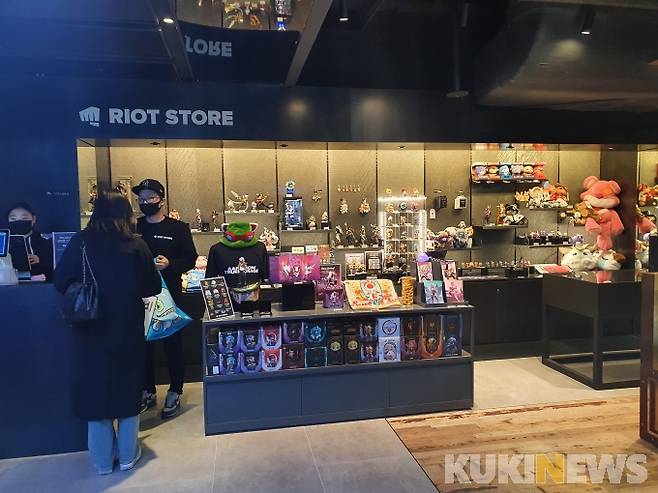 챔피언 피규어 등 소품을 파는 라이엇 스토어도 모처럼 조명을 밝혔다.&nbsp; &nbsp;사진=문대찬 기자