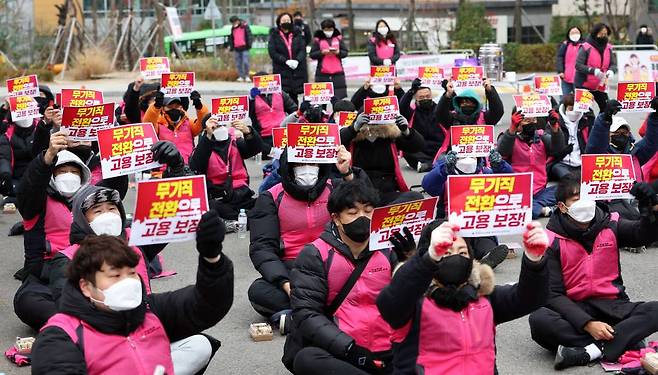 23일 오후 서울 종로구 서울시교육청 앞에서 열린 초등스포츠강사 파업 결의대회에서 민주노총 서비스연맹 전국학교비정규직노동조합 서울지부 조합원들이 임금 1유형 쟁취 및 무기직 전환을 촉구하고 있다./사진=뉴시스