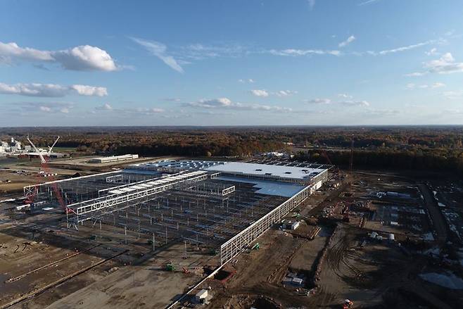 GM과 LG에너지솔루션의 합작법인 '얼티움셀즈' 합작 법인의 미국 오하이오 제1공장 건설 공사 사진