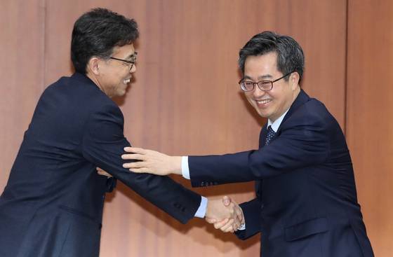 김동연 당시 부총리 겸 기획재정부 장관(오른쪽)과 홍장표 청와대 경제수석이 2017년 12월 서울 세종로 정부서울청사에서 열린 대외경제장관회의에 참석해 악수하고 있다. /사진=뉴스1