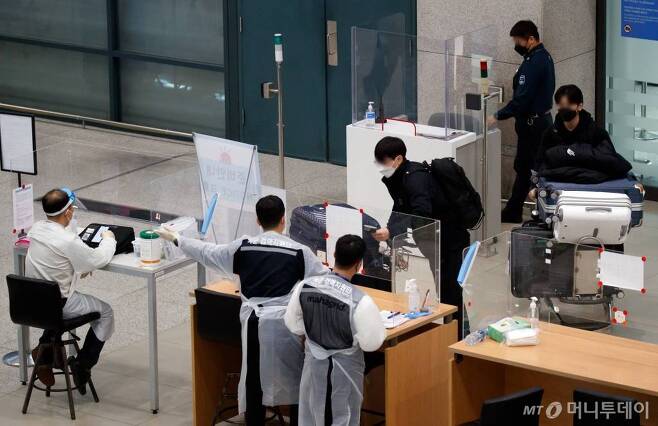 코로나19 해외 유입 확진자가 급증하고 있는 가운데 지난 10일 인천국제공항에서 해외 입국객들이 입국하고 있다. /사진=이기범 기자 leekb@
