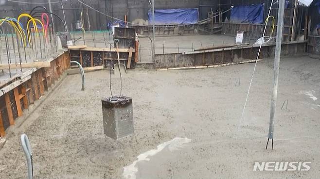 1월 11일 광주시 서구 화정동 '광주 화정 아이파크' 외벽 붕괴 사고가 발생하기 직전 201동 건물 39층 바닥에 설치한 거푸집 빈 공간에 콘크리트를 부어 넣는 타설 공정 장면. /사진=독자 제공