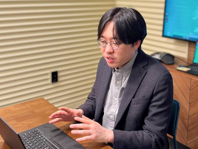 김종규 식스티헤르츠 대표. 식스티헤르츠는 전국에 자리한 재생에너지 발전소가 당장 내일 얼마나 많은 전력을 생산할 수 있을지 예측할 수 있는 서비스를 제공하고 있다. 이는 전력망을 안정시키고, 궁극적으로 재생에너지 발전소의 가동률을 높여 탄소 배출량을 줄일 수 있도록 돕는다. 에너지 공급과 수요가 일치할 때 우리나라 전력망 주파수가 60㎐다. [최준선 기자]