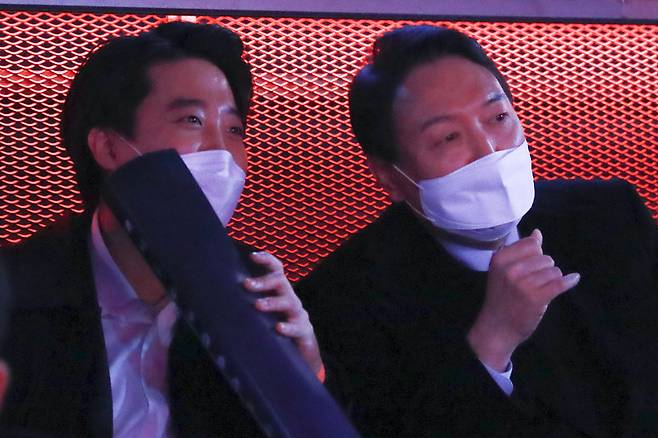윤석열 국민의힘 대선 후보와 이준석 대표가 12일 서울시 종로구 그랑서울 타워1에서 온라인 게임 '리그오브레전드' 대회인 2022 LCK 스프링 개막전을 관전하고 있다. [연합]