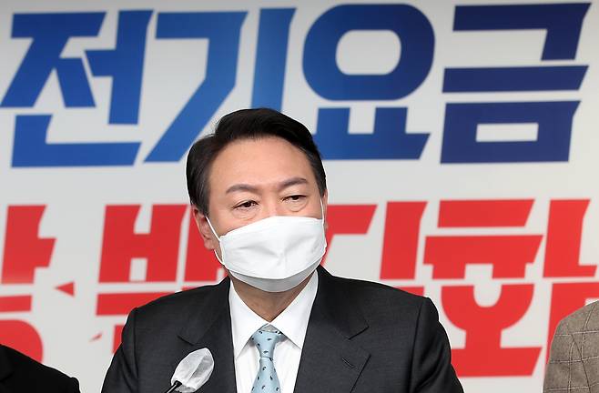 윤석열 국민의힘 대선후보가 13일 오후 서울 여의도 중앙당사에서 전기요금 관련 공약을 발표한 뒤 취재진 질문에 답하고 있다. [헤럴드경제=이상섭 기자]