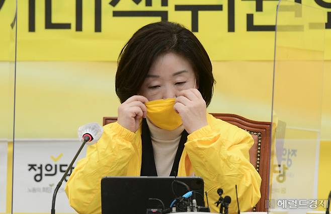 심상정 정의당 대선후보가 지난달 9일 국회에서 열린 코로나 비상대응 선거대책위원회의에 참석, 마스크를 바로쓰고 있다. 이상섭 기자
