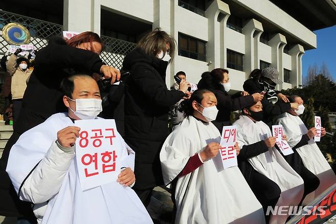 [인천=뉴시스] 김동영 기자 = 인천 송도국제도시 시민단체들이 13일 오후 인천 남동구 인천시청 앞에서 ‘151층 인천타워’ 원안 복구를 촉구하며 삭발을 하고 있다. 2022. 1.13. dy0121@newsis.com