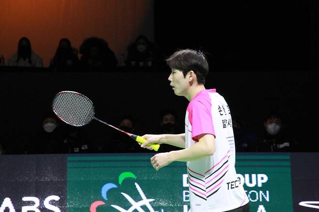 13일 '2022 DB그룹 배드민턴 코리안리그' 개막전에서 밀양시청 손완호가 광주은행 김현규와 단식을 치르고 있다. 한국실업배드민턴연맹
