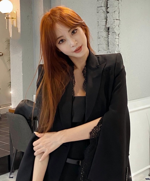 Actor Han Ye-seul has unveiled a new hairstyle.Han Ye-seul posted a picture on his personal instagram on the 13th with an article entitled new year new hair.Han Ye-seul in the public photo is a figure who has transformed his hairstyle from black hair to bold orange color that he has maintained.Han Ye-seul is a black costume that not only has a chic charm but also has a deep eye line makeup that certifies the dodgy cat prize and emits a variety of charms.In particular, Han Ye-seul is impressed with visuals for a second in his 40s, as well as in his 20s.On the other hand, Han Ye-seul collected a topic in May 2021 by revealing that he was in love with Ryu Sung-jae, a 10-year-old theater actor.Han Ye-seul recently said through SNS live broadcast, I want to do a good work.I want to meet a work like a piece of work, so I am worried and choosing. Han Ye-seul SNS