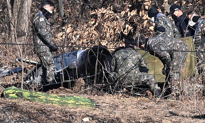 공군 F-5E 전투기 추락사고 이틀째인 12일 오전 경기도 화성시 정남면 관항리 한 야산에서 군 관계자들이 사고현장을 살펴보고 있다. 화성=뉴시스