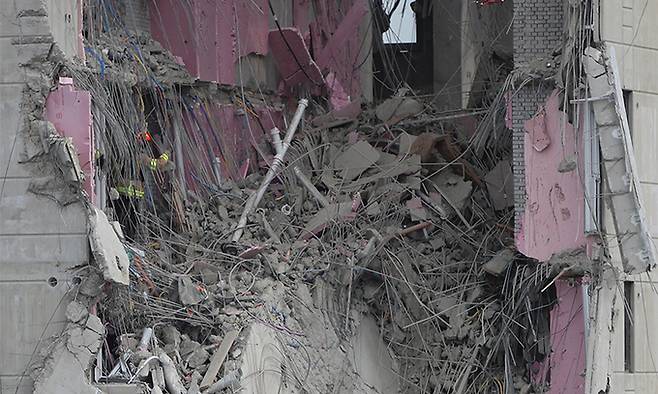 광주 서구 화정아이파크 주상복합아파트 붕괴 사고 사흘째를 맞은 13일 구조대가 실종자들을 찾고 있다. 연합뉴스