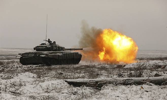 지난 12일(현지시간) 러시아군이 우크라이나와 인접한 남부 로스토프주에서 T-72B3 전차를 이용해 사격 훈련을 벌이고 있다. 로스토프=AP연합뉴스