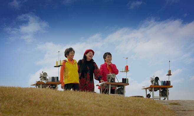 ‘미싱타는 여자들’은 1970년대 평화시장에서 가난 때문에 공부 대신 미싱을 돌리며 ‘시다’ 또는 ‘공순이’로 불렸던 12∼16살 소녀 여공들의 이야기를 담은 다큐멘터리 영화다. 영화사 진진 제공