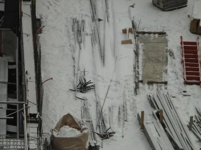 눈 쌓인 철근 - 지난해 1월 21일 찍힌 광주 서구 현대산업개발 아파트 신축 공사 현장의 모습. 철근에 덮개를 씌우지 않아 철근 위에 눈이 소복이 쌓여 있다.　민원인 제공