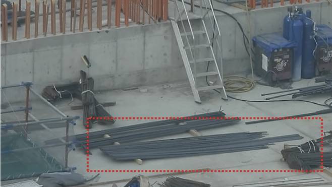 덮개를 씌우지 않고 바닥에 놓여 있는 철근 - 2020년 12월 23일 찍힌 광주 서구 현대산업개발 아파트 신축 공사장의 철근. 위에 덮개를 씌우지 않았고 버팀목이 없어 한쪽은 바닥에 접촉돼 있다. 민원인 제공