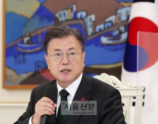 문재인 대통령이 12일 청와대 인왕실에서 열린 종교 지도자 초청 오찬 간담회에서 모두발언을 하고 있다. 이날 종교계에서는 원행 스님(조계종 총무원장), 문덕 스님(한국불교종단협의회 수석부회장), 류영모 목사(한국교회총연합 대표회장), 이홍정 목사(한국기독교 교회협의회 총무), 이용훈 의장주교(한국천주교주교회의 의장), 정순택 대주교(천주교 서울대교구장), 나상호 교정원장(원불교), 손진우 성균관장(유교), 송범두 교령(천도교), 이범창 회장(한국민족종교협의회) 등이 참석했다. 2022. 1. 12 박지환 기자