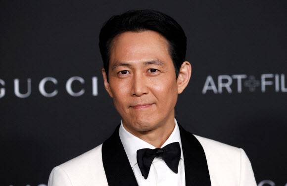 ‘오징어 게임’에 출연한 배우 이정재가 6일(현지시간) 미국 로스앤젤레스 카운티 미술관(LACMA)에서 열린 ‘2021 아트+필름 갈라’ 행사장에 도착하고 있다. 2021-11-07 로스앤젤레스 AFP 연합뉴스