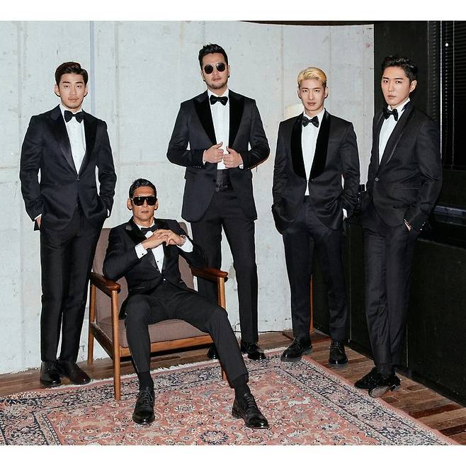 On the afternoon of the 13th, Joon Park wrote in his instagram, WaaaaaaaaaaaaaaaaaaaaaaaaaaaaaaaaaaaaaaaaaaaaaaaaaaaaaaaaI have already been with my fans for 23 years. It seems that the time with my fans has gone quickly in the blink of an eye, and on the other hand, it seems that it has been a long time since I think about each scene. But the important thing is that we all have been together for 23 years, he said. Thank you so much for being so blessed by God that we have been loved by so many people and for doubting that we can be loved for so long.And I love you, I really do, he said.The horse is too long. Chaam ... Just one word, everyone is so grateful and love, and do not always forget You Are My Pride Strength and Power Whereever I stand ~!Happy 23rd god brothers and our fan rats!!!!!, he added.The photo shows the god members Yoon Gye-sang, Denian, Son Ho-young and Kim Tae-woo along with Joon Park.In addition, the photos of the concert were also released together with the fans, and the highlight of the meeting was I congratulate you so much, Lee Ki-kwang said.Meanwhile, Joon Park, who was born in 1969 and is 53 years old, married his girlfriend, who was 14 years younger than him, in 2015 and has a daughter.Wow, aah, !It seems that 23 years have already gone with our fan rats, and it seems that the time with you guys has gone quickly in the blink of an eye and it seems that it has been a long time since you think about each scene.But the important thing is that we all have been together for 23 years and that we have been loved by so many people and thank God so much that we can be blessed and doubted that we can be loved for this long. Thank you so much and I love you.No matter where I go, no matter where I am on any stage or place, I can always stand proudly and confidently because of the confidence and pride that our families are together in my heart.Thanks to you sincerely, we can still do this, and we can lead our families and live, so thank you so much for the end of the sky.Ive been thinking more and more these strange times, and no matter how hard it is, I appreciate everything, and as I always say, as greedy as human beings, I live as little greed as possible, and thank you for what I already have, and all that comes to me with blessings without expectation is more and more grateful as a bonus.Its been too long. I just want to say that everyone is so grateful and loving and always forget you Are My Pride Strength and Power Whereever I stand!Happy 23rd god brothers and our fan rats! Oh, my God!P.S. How do you write this all in English... Hah... Chaamna ~ God Bless!!Photo: Joon Park Instagram