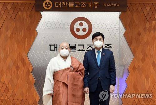 세종시·조계종, 6월 개관 불교문화체험관 운영 활성화 협약     (세종=연합뉴스) 이춘희 세종시장(오른쪽)과 대한불교조계종 총무원장인 원행 스님이 13일 서울 종로구 한국불교역사문화기념관에서 한국불교문화체험관 운영 활성화를 위한 업무협약을 체결한 뒤 기념사진을 찍고 있다. 2022.1.13 [세종시 제공. 재판매 및 DB 금지]
    sw21@yna.co.kr