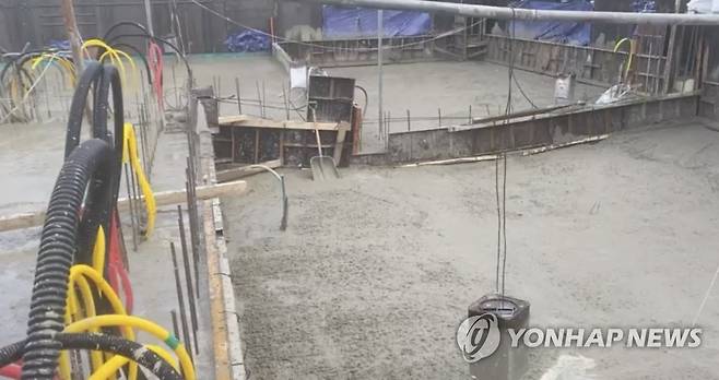 '거푸집이 두둑' 붕괴사고 직전 영상 공개 (광주=연합뉴스) 13일 광주 서구 현대산업개발 아이파크 공사 현장 관계자는 지난 11일 붕괴사고 10여분전 현장의 공사 상황이 찍힌 영상을 공개했다. 영상에서 콘크리트 타설 작업 중 거푸집이 '두둑'하는 소리를 내고 들리는 장면 등이 찍혀 있다. 2022.1.13 [업체 관계자 제공 영상 캡처. 재판매 및 DB 금지] pch80@yna.co.kr