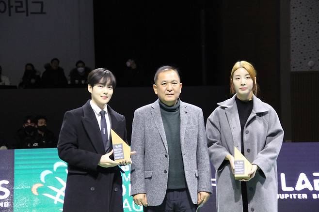 배드민턴 코리안리그 홍보대사 위촉식 왼쪽부터 배우 김민기, 김중수 한국실업배드민턴연맹 회장, 장수영 코치. 2022.1.13 [한국실업배드민턴연맹 제공. 재판매 및 DB 금지]