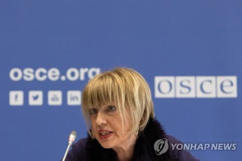 기자회견 하는 헬가 슈미트 OSCE 사무총장 (빈 AFP=연합뉴스) 헬가 슈미트 유럽안보협력기구(OSCE) 사무총장이 13일(현지시간) OSCE 상설 이사회가 열린 오스트리아 빈에서 기자회견을 하고 있다. 2022.1.13. photo@yna.co.kr