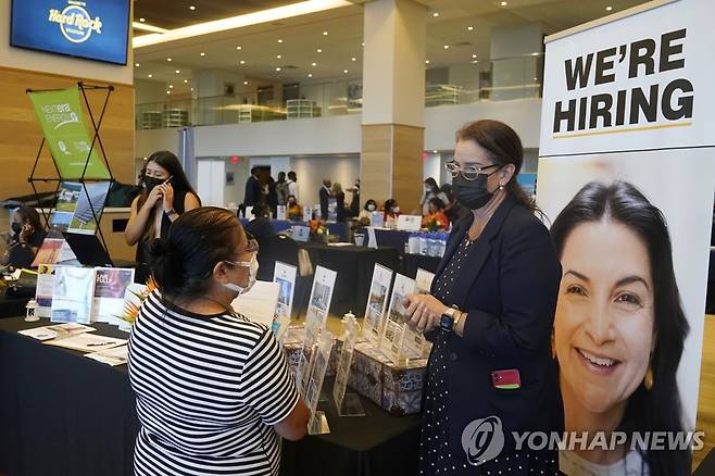 미국 마이애미에서 열린 잡페어에서 구직자와 상담하는 메리어트 직원 [AP 연합뉴스 자료사진. 재판매 및 DB 금지]