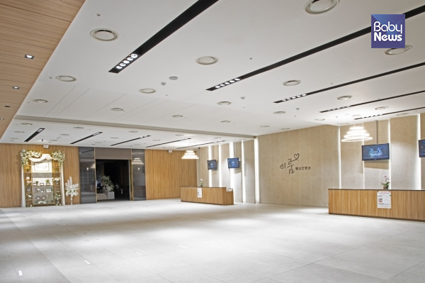 공덕역 이룸웨딩컨벤션 담당자는 "미소실 단독홀로 여유로운 분위기에서 예식이 진행되며, 교통이 편리한 점이 최대의 장점"이라고 밝혔다.&nbsp;